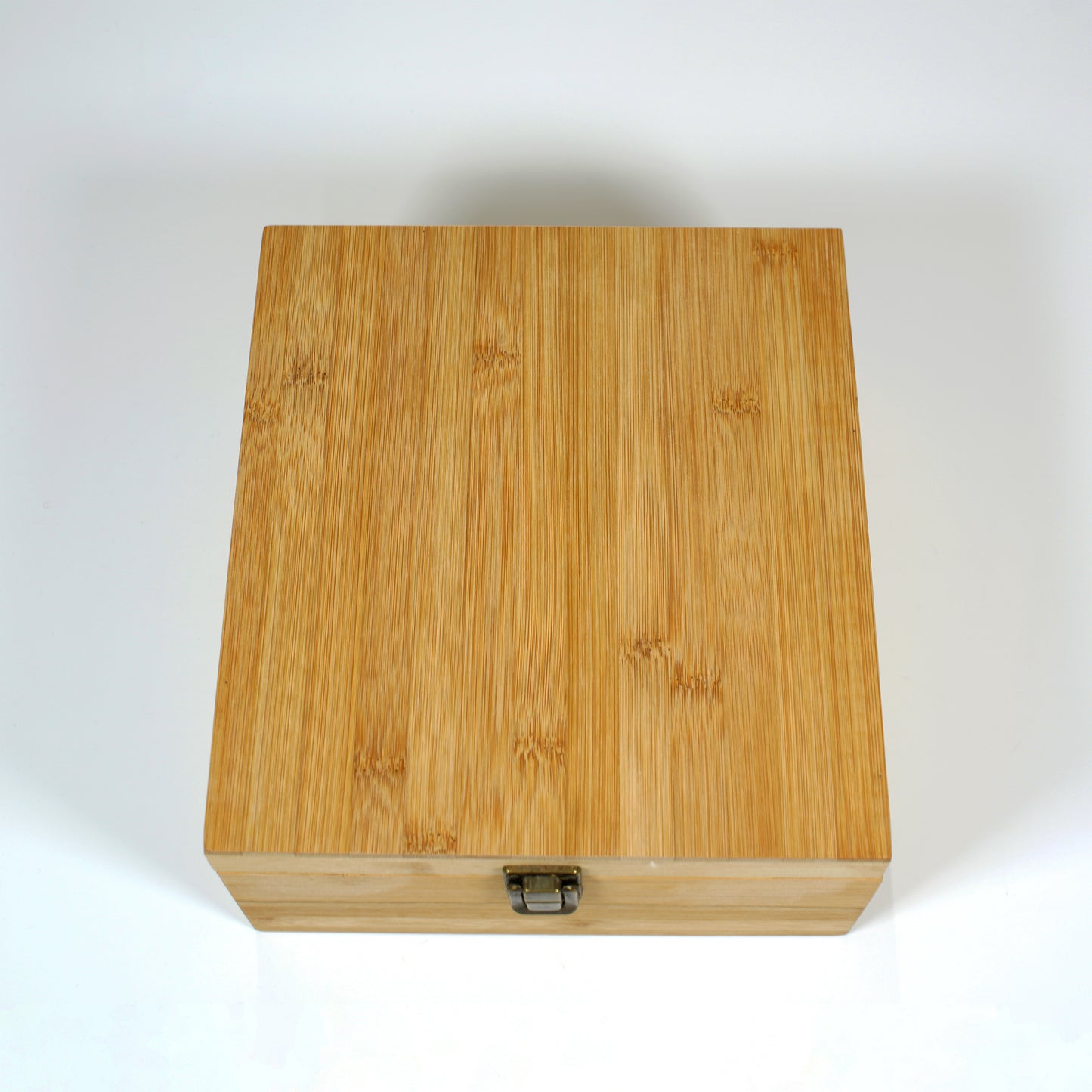Pareja de copas de vino con caja de bambú