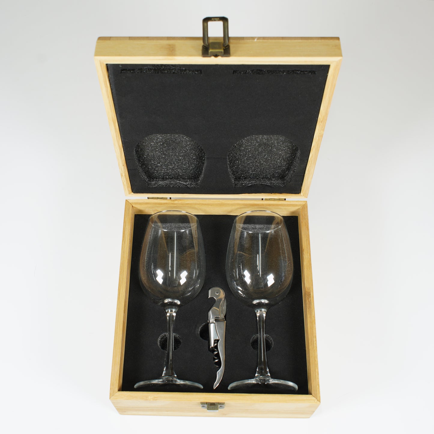 Pareja de copas de vino con caja de bambú