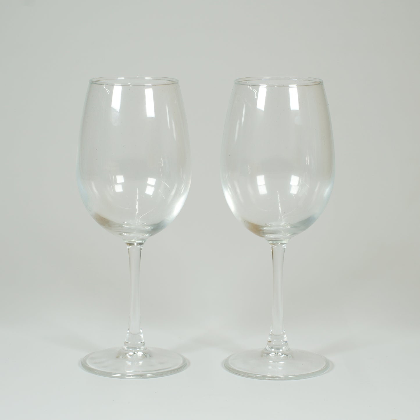 Pareja de copas de vino con caja de bambú